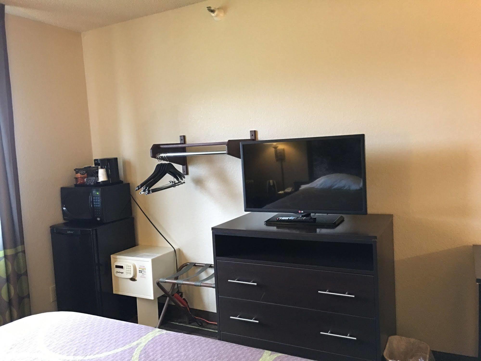Hotel Super 8 By Wyndham Weston Wv Esterno foto