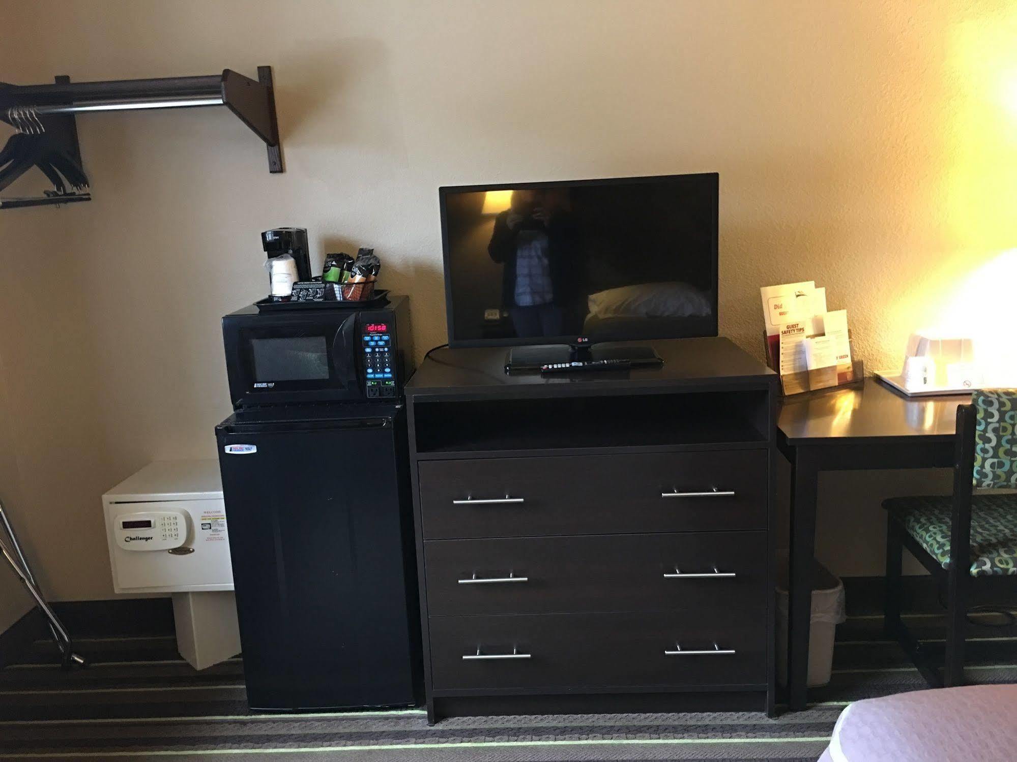Hotel Super 8 By Wyndham Weston Wv Esterno foto